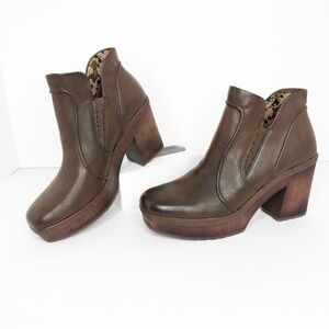 Korks Brown, vegan leather chunky Chelsea ankle boots